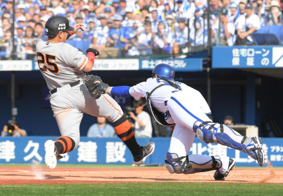 巨人・岡本和真が神走塁！浅い中飛で捕手のタッチをかいくぐり先制の