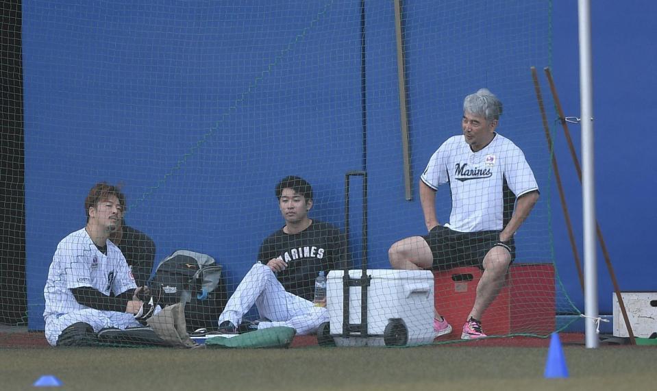 　試合前、外野で先発投手陣の（左から）美馬、種市と言葉を交わす吉井監督（撮影・開出牧）
