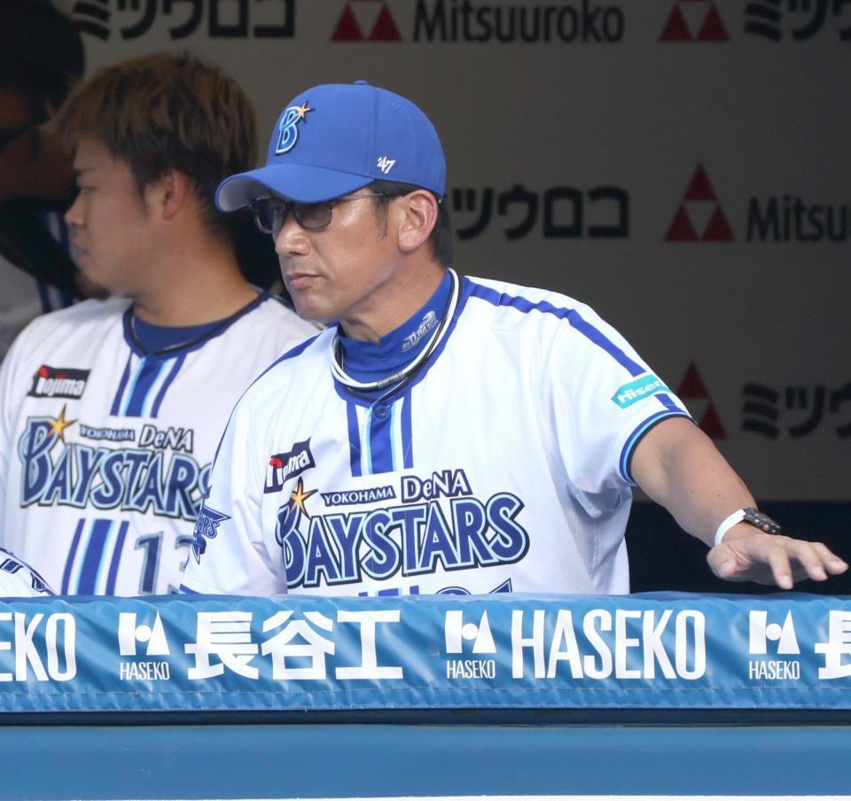 　７回、ベンチで戦況を見つめる三浦監督