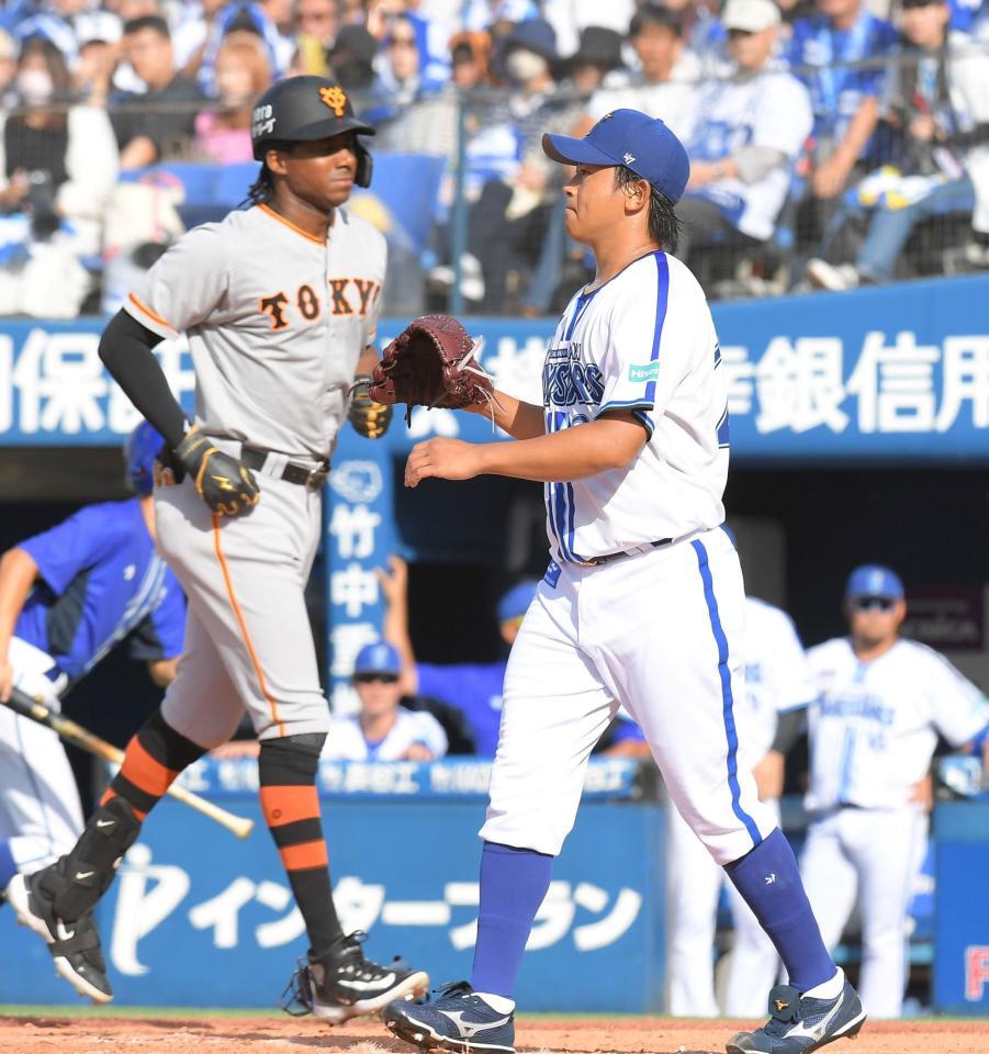 　４回、今永（右）はブリンソン（左）に中犠飛を打たれ、先制点を許す（撮影・佐藤厚）