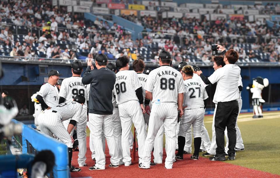 　試合前、円陣を組むロッテナイン（撮影・開出牧）