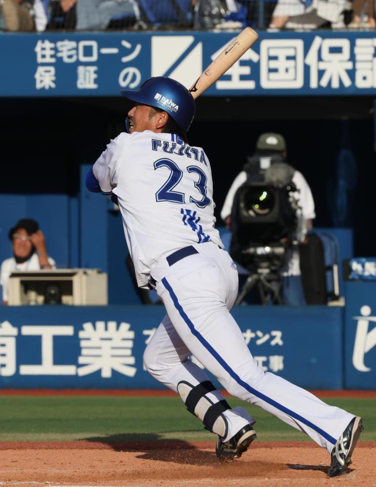 　８回、中前打を放つ代打・藤田