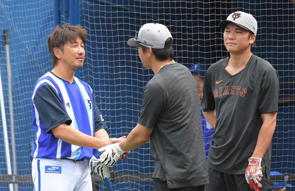 　長野（中）と握手する藤田（左）＝撮影・佐藤厚