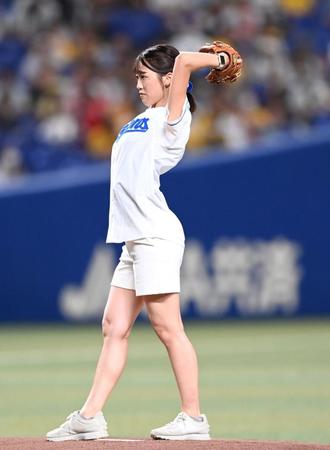 珍しいＮＨＫ女子アナの始球式　意外な速球に球場どよめく　ネット反応「８６キロの速球」「凄かった」中日－阪神に登場