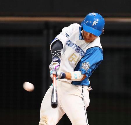 　６回、プロ初本塁打を放つ田宮（撮影・中島達哉）