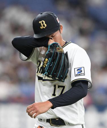 　４回を投げ終え、ベンチに戻る曽谷（撮影・石井剣太郎）