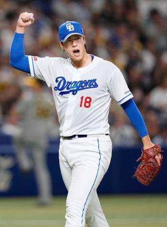 　８回、三者凡退に抑えガッツポーズの中日・梅津＝バンテリンドーム