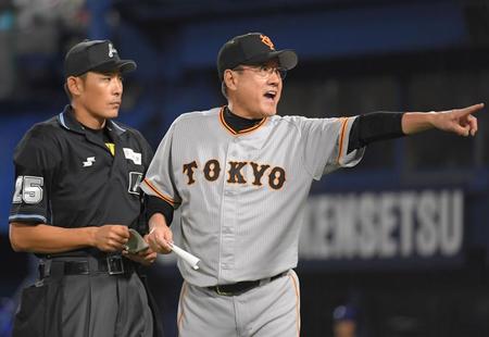 　７回終了後、選手交代を告げにベンチを出た後、阿部ヘッドコーチを呼ぶ原監督（撮影・佐藤厚）