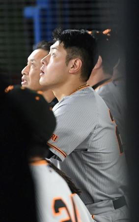 　９回、最後の打者・吉川が右飛に倒れ、むなしく打球を見つめる岡本和（撮影・佐藤厚）