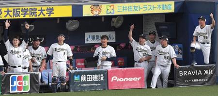 　８回、森が勝ち越しとなるソロを放ち、喜ぶ中嶋監督（右から４人目）らオリックスナイン（撮影・北村雅宏）