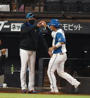 　６回、プロ初本塁打を放った田宮（右）にボールを渡す新庄監督（撮影・中島達哉）