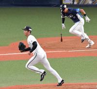 　３回、西川（右上）を二ゴロに打ち取る曽谷（撮影・北村雅宏）