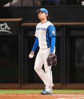 　９回、代打・銀次に勝ち越し打を許した伊藤（撮影・中島達哉）