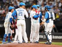 　９回、ナインとマウンドに集まり、タオルで汗をふく伊藤（中央）＝撮影・中島達哉