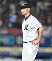 　７回、厳しい表情で投手交代を行った吉井監督（撮影・金田祐二）