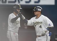 　８回、勝ち越し本塁打を放った森（右）＝撮影・石井剣太郎