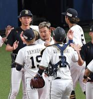 　チームが勝利し、最後を締めた山岡（１９）とタッチを交わす森（中央）＝撮影・北村雅宏
