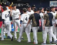 　西武に競り勝ち、ナインを迎える中嶋監督（左から２人目）＝撮影・北村雅宏