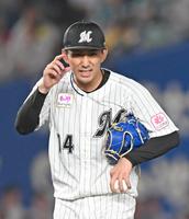 　４回、死球を与えた近藤に謝る小島（撮影・金田祐二）