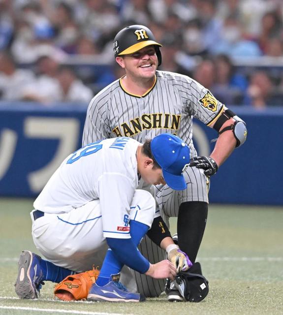 【写真】中日・宇佐見の心温まる行動に称賛の嵐「ほっこりするわー」阪神・ビーズリーの外れたプロテクターを装着