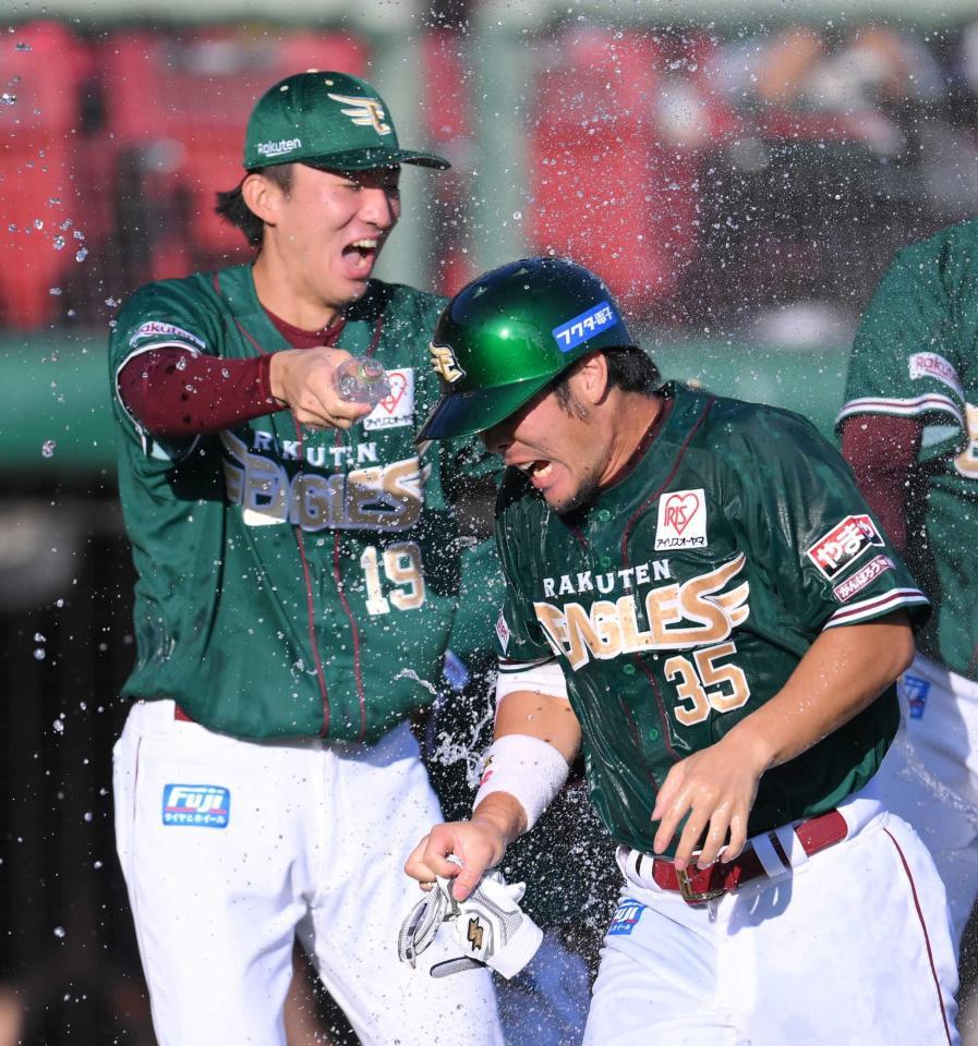 　９回、サヨナラ２ランを放ち、荘司（左）から水を浴びる島内（撮影・伊藤笙子）