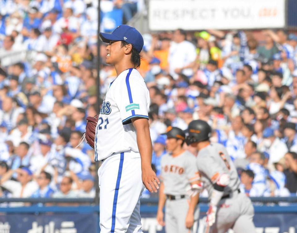 　５回、坂本（奥）に２１号２ランを打たれ悔しがる今永