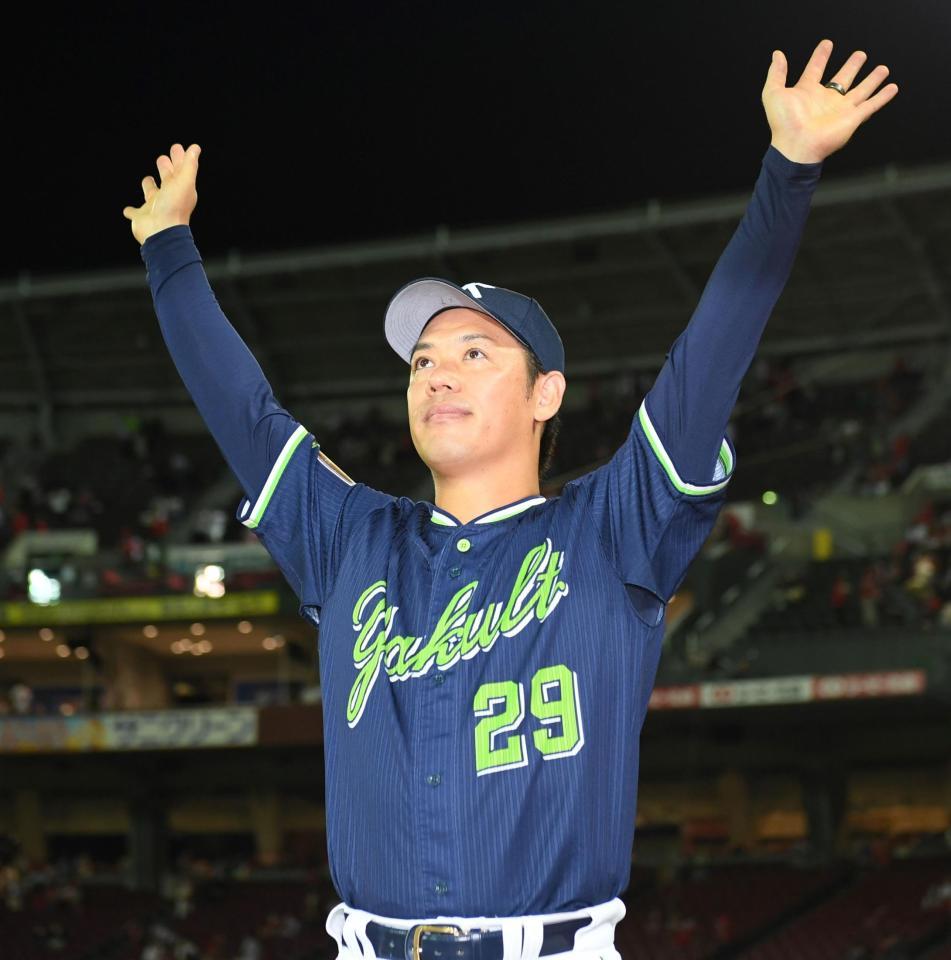 　１０勝目を挙げ、両手を広げ声援に応える小川（撮影・田中太一）