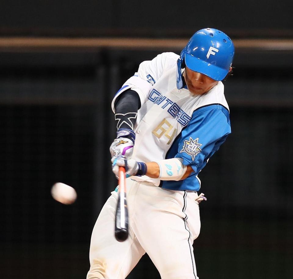 　６回、プロ初本塁打を放つ田宮（撮影・中島達哉）