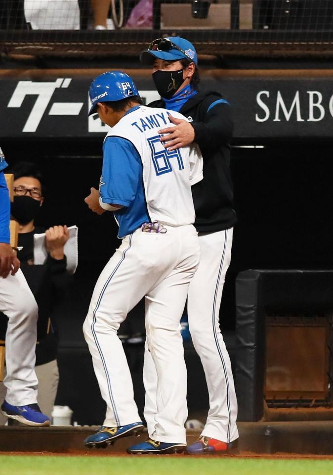 　６回、プロ初本塁打を放った田宮（６４）を笑顔で迎える新庄監督（撮影・中島達哉）