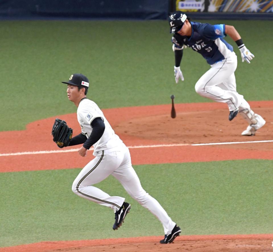 　３回、西川（右上）を二ゴロに打ち取る曽谷（撮影・北村雅宏）