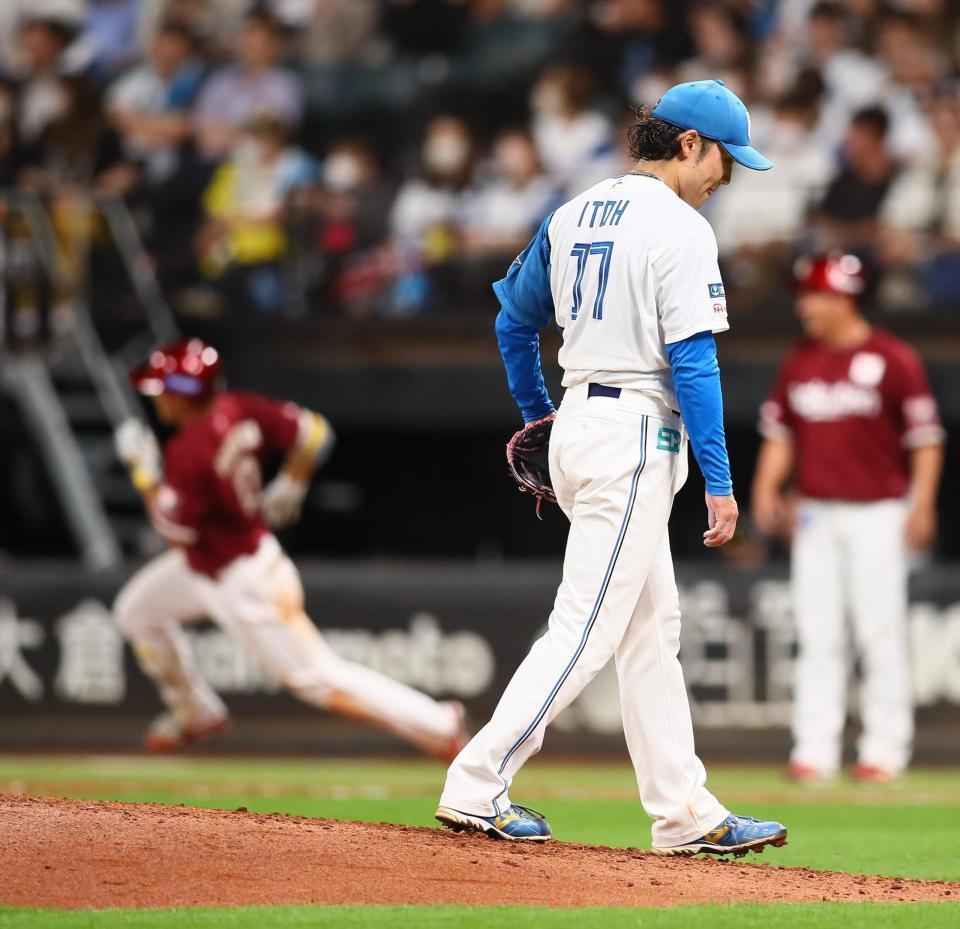 　９回、小深田（左）に２点適時二塁打を打たれる伊藤（撮影・中島達哉）