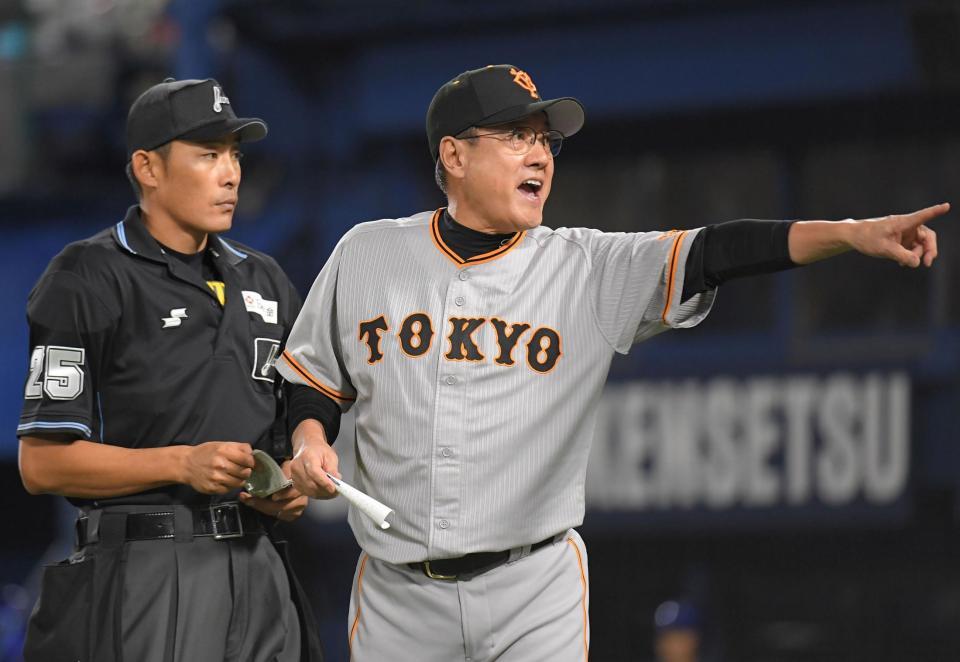 　７回終了後、選手交代を告げにベンチを出た後、阿部ヘッドコーチを呼ぶ原監督（撮影・佐藤厚）