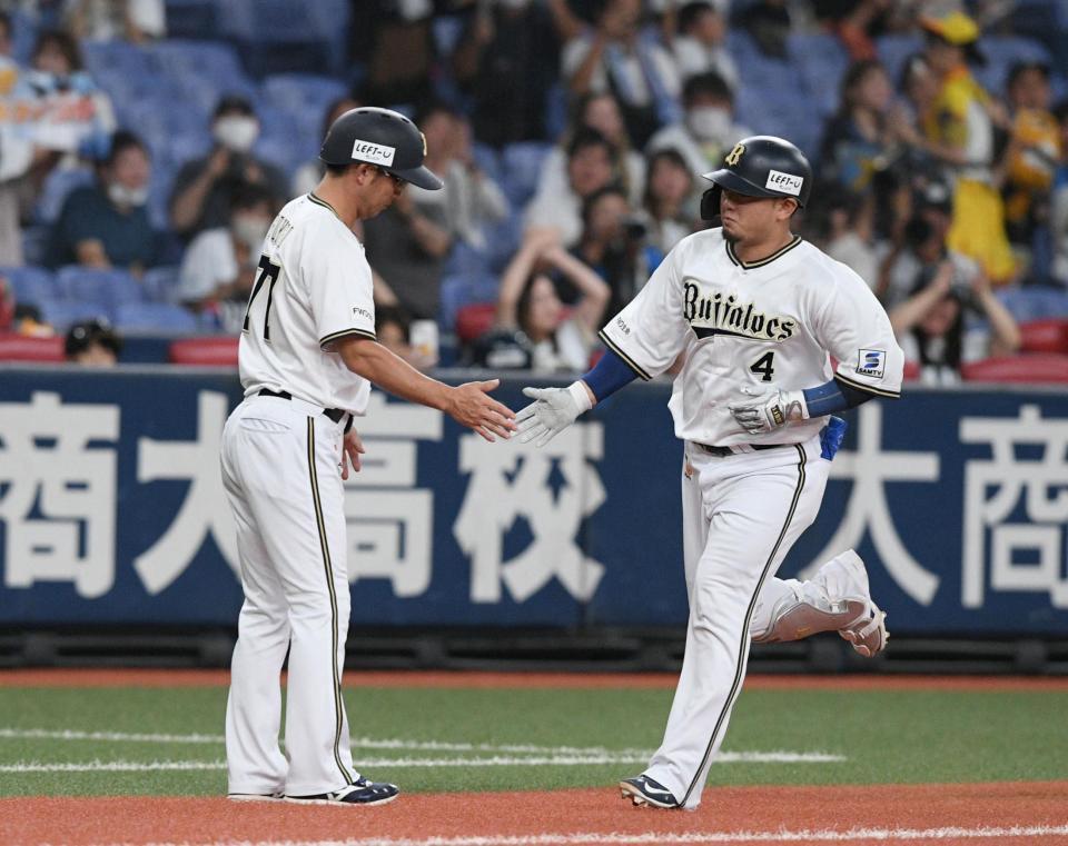 　８回、勝ち越し本塁打を放った森（右）＝撮影・石井剣太郎