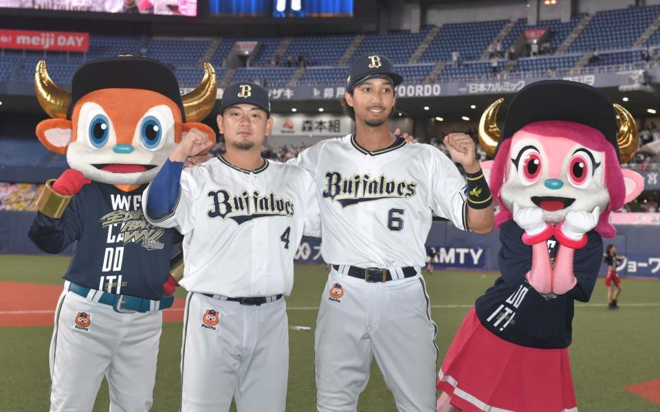 　ポーズを決める森と宗（右）＝撮影・石井剣太郎