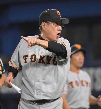　７回表終了後、選手交代を告げにベンチを出た後、ベンチに向かって何やら叫ぶ原監督（撮影・佐藤厚）