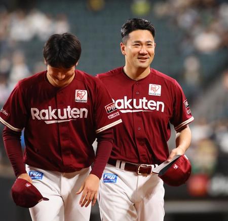 　スタンドにあいさつし、笑顔で引き揚げる田中将（右）＝撮影・中島達哉