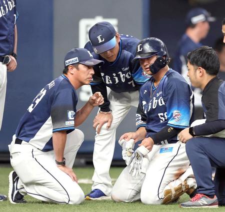 　８回、死球を受けた佐藤龍（右から２人目）＝撮影・山口登