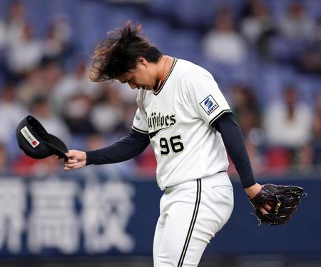 　８回、佐藤龍に死球を与え帽子を取り謝る宇田川（撮影・山口登）