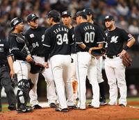 　５回、マウンドに集まる高野（３４）らロッテナイン（撮影・中島達哉）