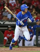 　５回、岡林が二塁内野安打を放つ