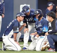 　８回、死球を受けた佐藤龍（右から２人目）＝撮影・山口登