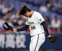 　８回、佐藤龍に死球を与え帽子を取り謝る宇田川（撮影・山口登）