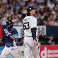 　９回、得点を許す山崎颯（撮影・山口登）
