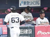 　９回途中、交代を告げられベンチに戻る山崎颯（６３）と中嶋監督（中央）＝撮影・北村雅宏