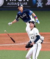 　９回、栗山（奥）に走者一掃となる適時二塁打を浴びる山崎颯（撮影・北村雅宏）