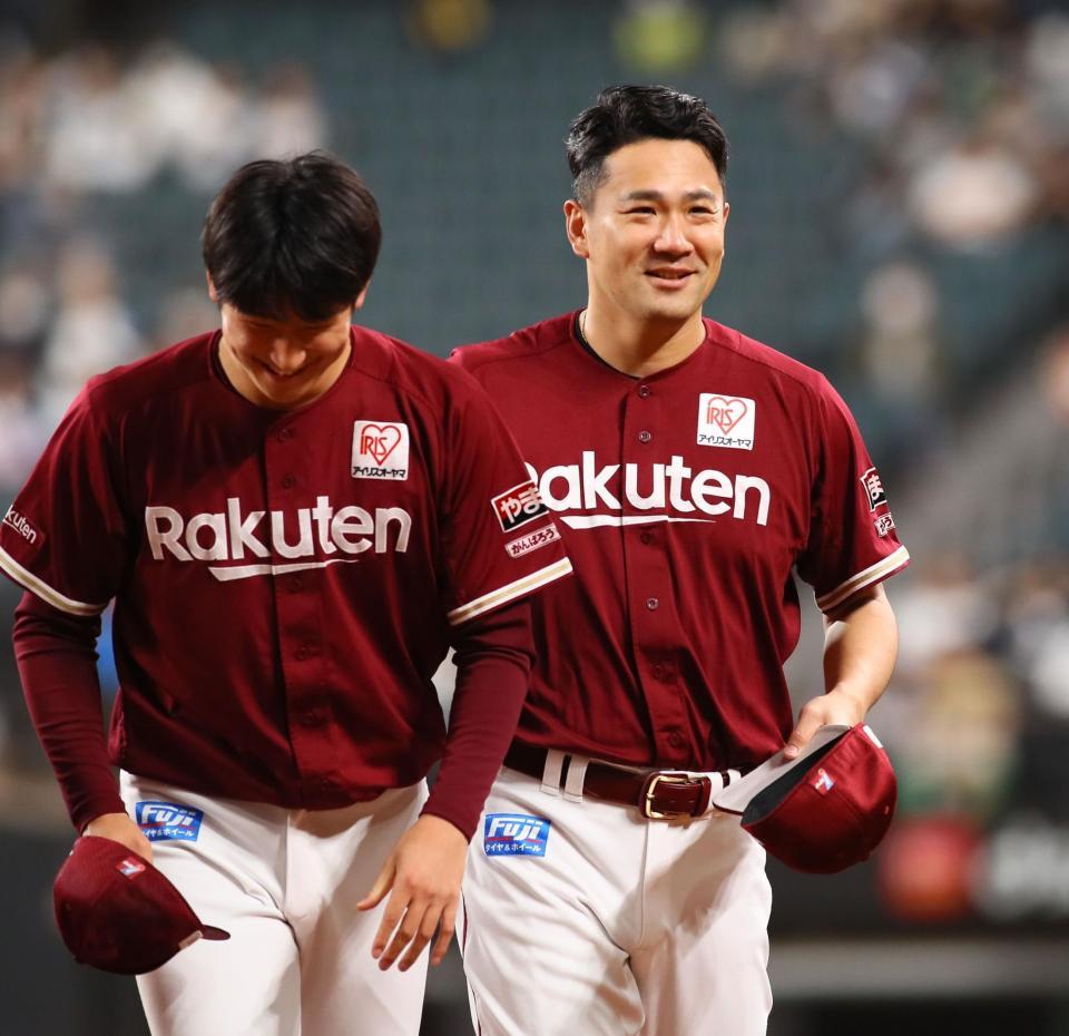 　スタンドにあいさつし、笑顔で引き揚げる田中将（右）＝撮影・中島達哉