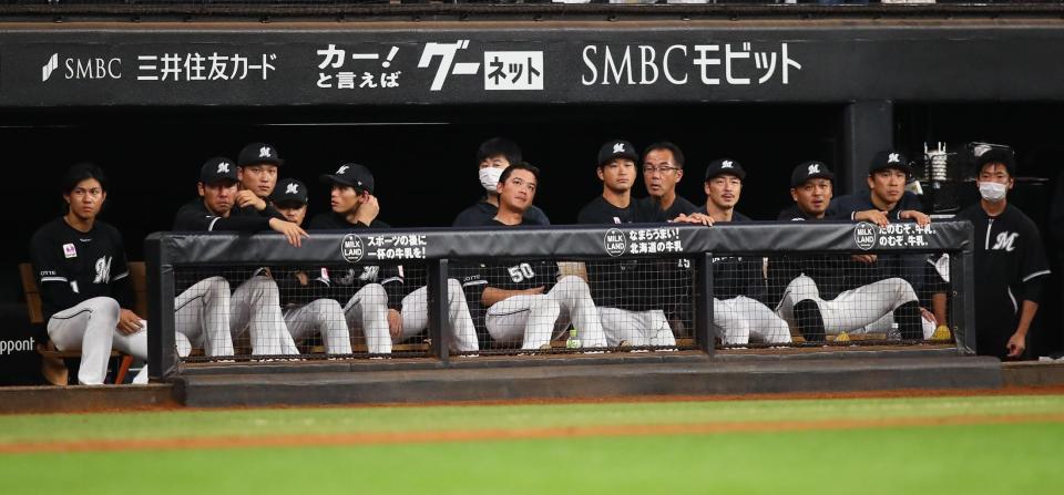 　９回、戦況を見つめるロッテナイン（撮影・中島達哉）