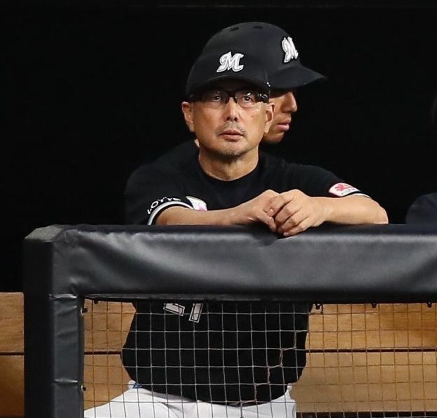 　９回、戦況を見つめる吉井監督（撮影・中島達哉）