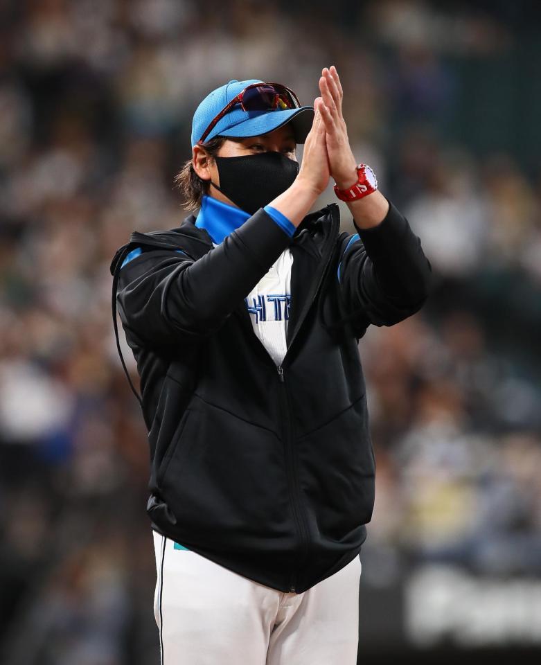 　連敗を３で止め、一丁締めを行う新庄監督（撮影・中島達哉）