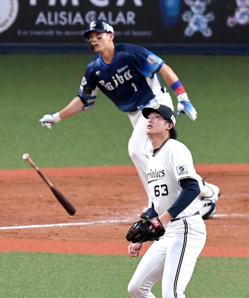 　９回、栗山（奥）に走者一掃となる適時二塁打を浴びる山崎颯（撮影・北村雅宏）